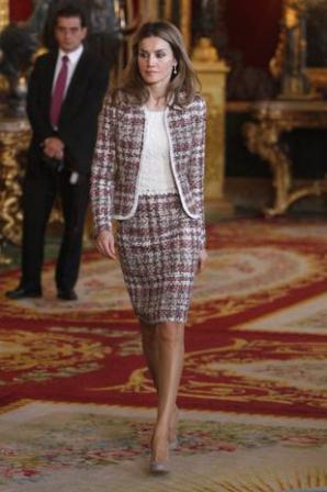 Dña Letizia y Dña Elena, eligen trajes de tweed para el Día de la Fiesta Nacional Dña Letizia y Dña Elena, eligen trajes de tweed para el Día de la Fiesta Nacional