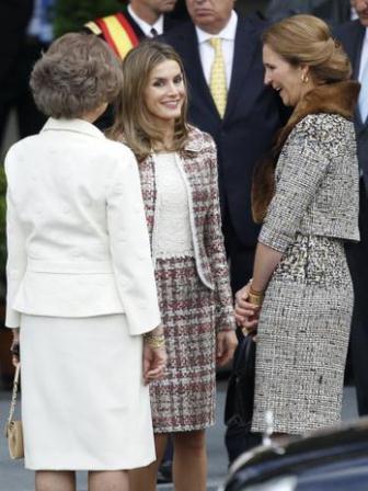 Dña Letizia y Dña Elena, eligen trajes de tweed para el Día de la Fiesta Nacional Dña Letizia y Dña Elena, eligen trajes de tweed para el Día de la Fiesta Nacional