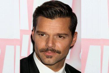 Ricky Martin pide se borren videos donde está en ropa interior