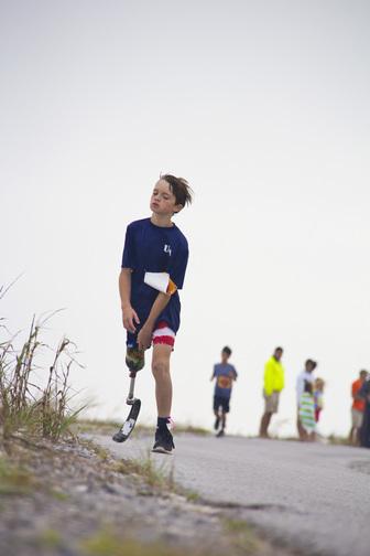 Marines ayudan a niño con cancer