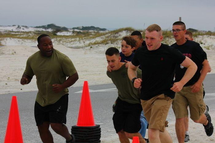 Marines ayudan a niño con cancer