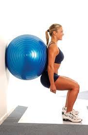 Ejercicio para glúteos y piernas: Sentadilla de espaldas a la pared Ejercicio para glúteos y piernas: Sentadilla de espaldas a la pared