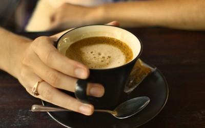 El consumo de café no descafeinado puede producir pérdida de la visión