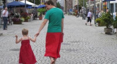 (519) PADRE SE VISTE DE POLLERA EN APOYO A SU HIJO QUE USA VESTIDOS DE MUJER (519) PADRE SE VISTE DE POLLERA EN APOYO A SU HIJO QUE USA VESTIDOS DE MUJER