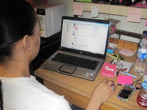 mujeres-facebook-laptop Estudio dice que las mujeres monitorean más a su pareja que a sus hijos en Facebook