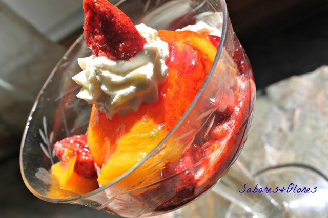 MELOCOTONES ASADOS RELLENOS DE NATA Y FRESAS ASADAS MELOCOTONES ASADOS RELLENOS DE NATA Y FRESAS ASADAS