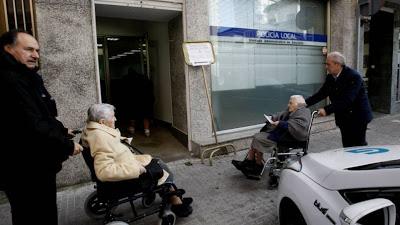 Galicia: representantes PP trasladan ancianos en silla de ruedas desde asilo para votar Galicia: representantes PP trasladan ancianos en silla de ruedas desde asilo para votar