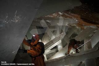 La cueva de los cristales gigantes. La cueva de los cristales gigantes.
