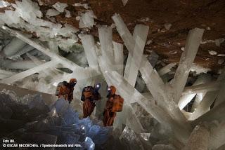 La cueva de los cristales gigantes. La cueva de los cristales gigantes.