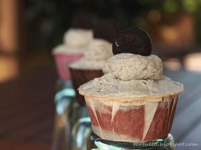 Cupcakes de chocolate con frosting de Oreo Cupcakes de chocolate con frosting de Oreo