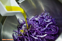 SUPREMA DE SALMÓN CON SALSA DE ALBAHACA, CHUCRUT Y FLORES DE COLIFLOR SUPREMA DE SALMÓN CON SALSA DE ALBAHACA, CHUCRUT Y FLORES DE COLIFLOR