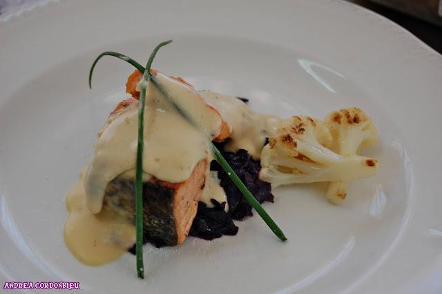 SUPREMA DE SALMÓN CON SALSA DE ALBAHACA, CHUCRUT Y FLORES DE COLIFLOR SUPREMA DE SALMÓN CON SALSA DE ALBAHACA, CHUCRUT Y FLORES DE COLIFLOR