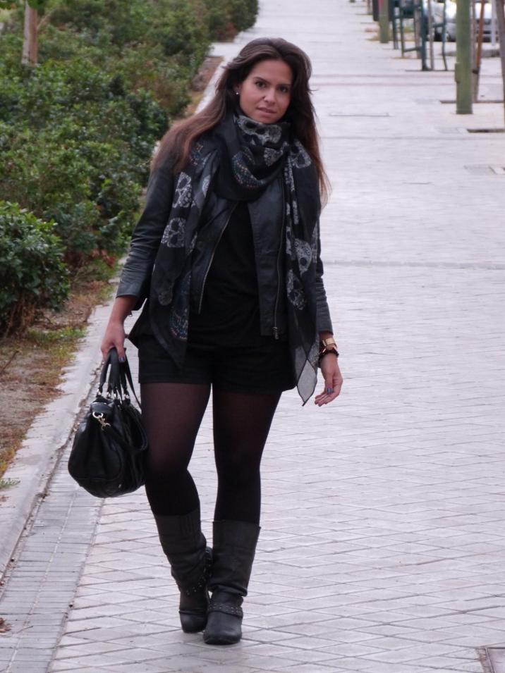Foulard de calaveras de ZARA....¡lista para ir de concierto! Foulard de calaveras de ZARA....¡lista para ir de concierto!