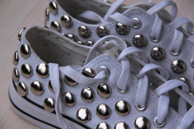 DIY CONVERSE CON TACHUELAS