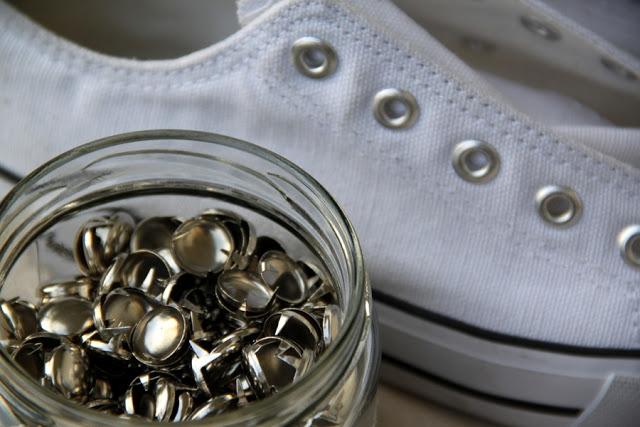 DIY CONVERSE CON TACHUELAS