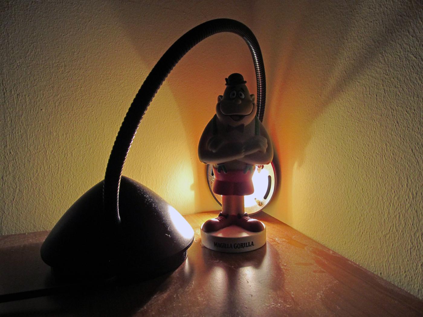 Magilla_silueta_IMG_4873 Uno de mis personajes infantiles favoritos, a la luz de mi actual lámpara de escritorio