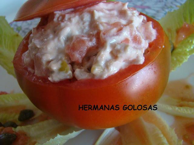 TOMATE RELLENO DE CREMA DE QUESO Y ATUN TOMATE RELLENO DE CREMA DE QUESO Y ATUN