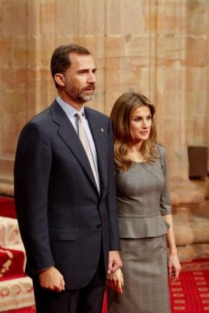 Dña. Letizia en Oviedo, de gris, con peplum y de Felipe Varela Dña. Letizia en Oviedo, de gris, con peplum y de Felipe Varela