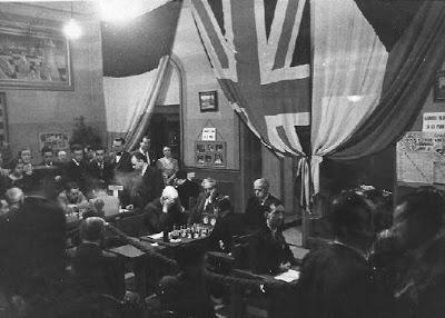 Sala de juego y banderas del Torneo Internacional de Ajedrez Barcelona 1935