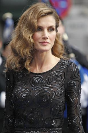 Dña. Letizia, de Felipe Varela, en la entrega de los Premios Príncipe en Oviedo Dña. Letizia, de Felipe Varela, en la entrega de los Premios Príncipe en Oviedo