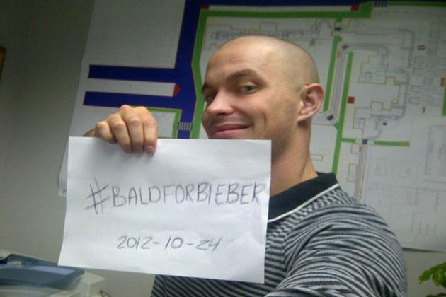 Fanáticos de Justin Bieber se raparon la cabeza tras leer un falso tweet (+fotos) Fanáticos de Justin Bieber se raparon la cabeza tras leer un falso tweet (+fotos)