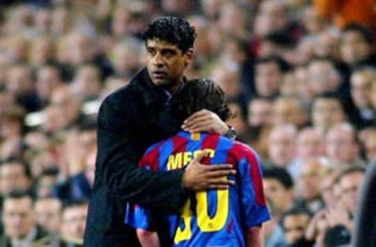 Lionel Messi: De adolescente quebradizo al 'Hombre Biónico' Rijkaard consuela a Messi en el Barcelona (AFP)