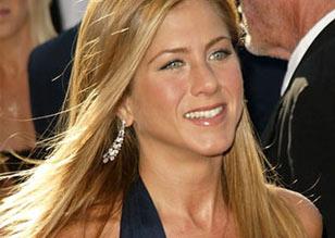 Jennifer Aniston quiere a madre de Brad Pitt en su boda