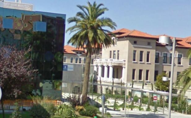 Imagen parcial del pabellón 21 (acristalado) y pabellones antiguos del Hospital Universitario Marqués de Valdecilla (Santander), vía Google Street View No perder el vínculo de las miradas, #diferencia_T