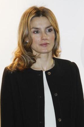 El estilo de Dña. Letizia en la entrega de los Premios Seres El estilo de Dña. Letizia en la entrega de los Premios Seres