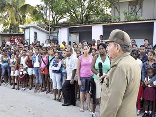 Continúa Raúl Castro en el oriente cubano tras paso del huracán Sandy [+ video]