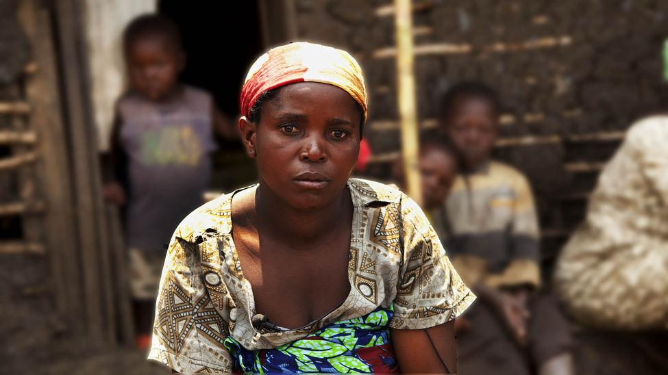 Sara Machozi, 33 años. Está angustiada por el futuro de su familia tras verse obligados a huir a causa de los combates entre grupos armados en la localidad de Kuziza (Kivu Sur): “Estábamos en casa y escuchamos el silbido de las balas”, recuerda. Huyeron con las manos vacías, con el único objetivo de salvar sus vidas, sin pensar siquiera en el futuro más inmediato. 