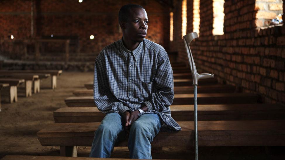 David Enabukonjo, de 33 años, apoya las muletas con alguna dificultad. Recibió un disparo en el muslo en un ataque de un grupo armado a su aldea. “Cuando llegaron, empezaron a quemar casas, a matar gente y a violar a mujeres delante de sus hijos”. 