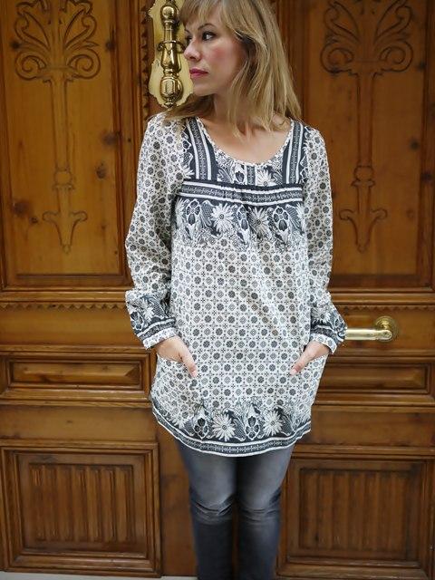 Camisola de estampado geométrico // Loose-fitting shirt with geometric print Camisola de estampado geométrico // Loose-fitting shirt with geometric print