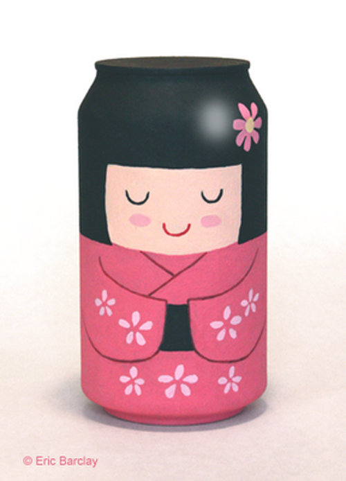 Lata de refresco reciclada como muñeca kokeshi ideas de diseño creativo reciclaje de latas o envases