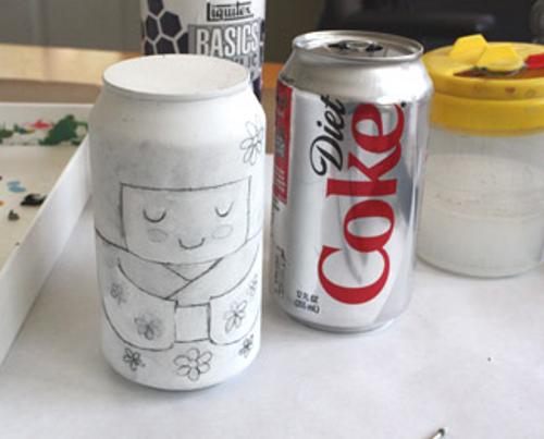 Lata de CocaCola pintada como muñeca kokeshi reciclaje lata de refresco pintada a mano