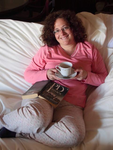 Outfit Juana pijamas, tea and books ( Punto blanco) Outfit Juana pijamas, tea and books ( Punto blanco)