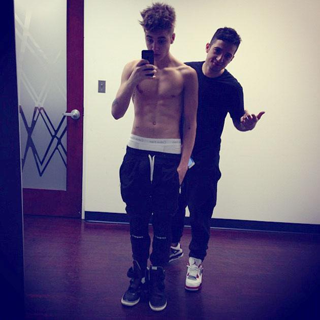Justin Bieber vuelve a posar sin camisa, esta vez con un amigo