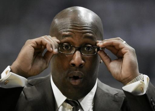 Mike Brown sit down, grito de los fans de los Lakers.