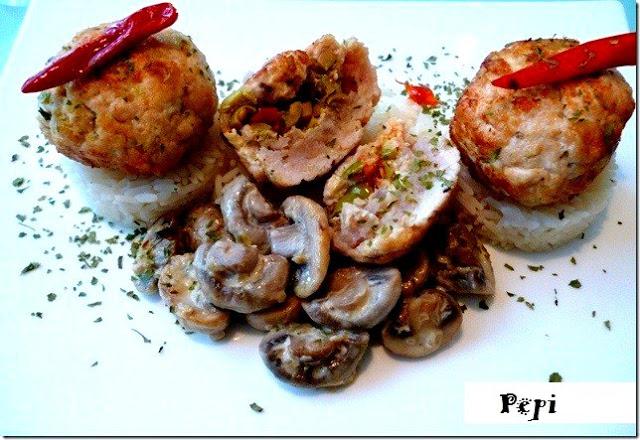 Vuestras cocinas: Albóndigas de pavo rellenas de aceitunas y guindillas, acompañadas de arroz y champiñones en salsa (Pepi).
