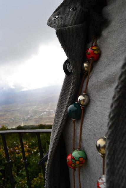 Una trenka gris. Estos son mis principios. Una trenka gris. Estos son mis principios.