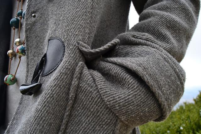 Una trenka gris. Estos son mis principios. Una trenka gris. Estos son mis principios.