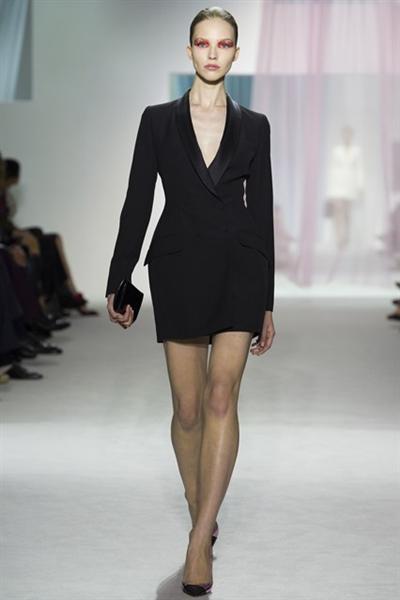 Raf Simons introduce el Jacketdress de Dior