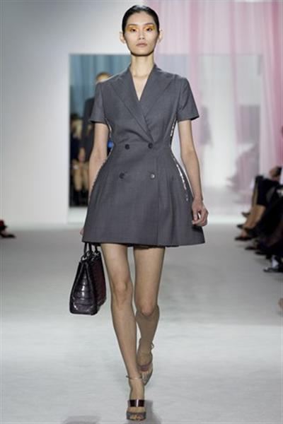 Raf Simons introduce el Jacketdress de Dior