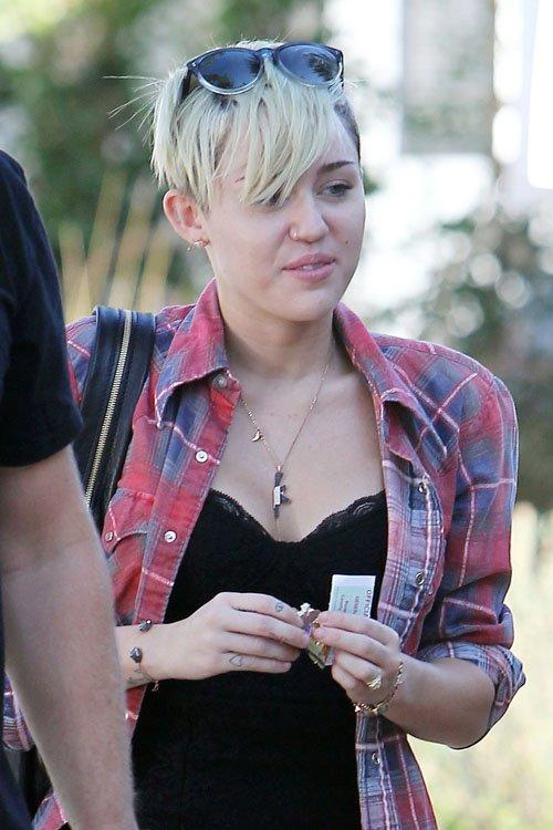 Miley Cyrus, debuta como votante con natural look