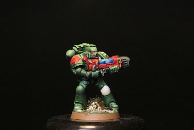 Marine Espacial con rifle de plasma y pistola bolter