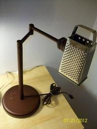 Ideas para reciclar un Rallador de queso Cheese Grater turned into a great new shade for this old broken lamp. Looks almost as good off as it does when turned on
