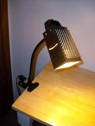 Ideas para reciclar un Rallador de queso Old lamp upgraded with a discarded Cheese Grater Shade