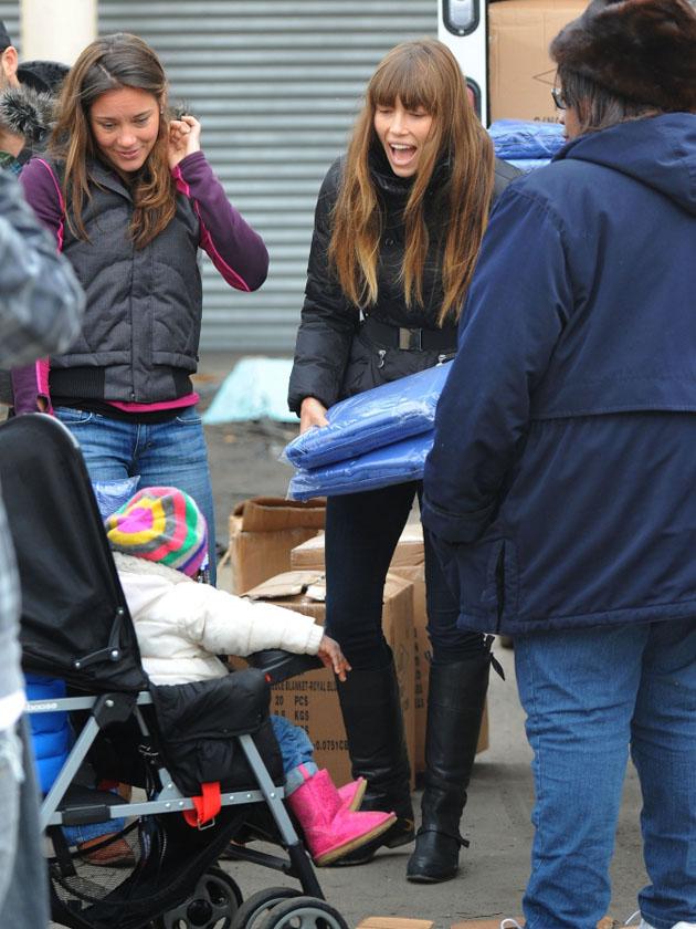 Justin Timberlake y Jessica Biel ayudan a las víctimas del Huracán Sandy en Nueva York (IMAGENES)