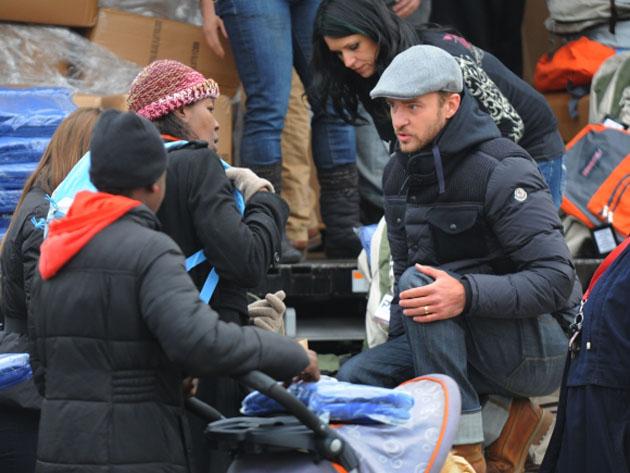 Justin Timberlake y Jessica Biel ayudan a las víctimas del Huracán Sandy en Nueva York (IMAGENES)