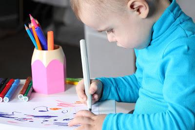 Evolución del dibujo infantil: del garabato descontrolado al garabato con nombre.